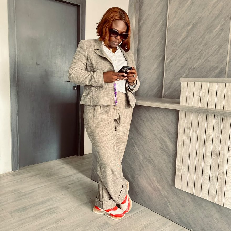 Oyindamola working from her phone